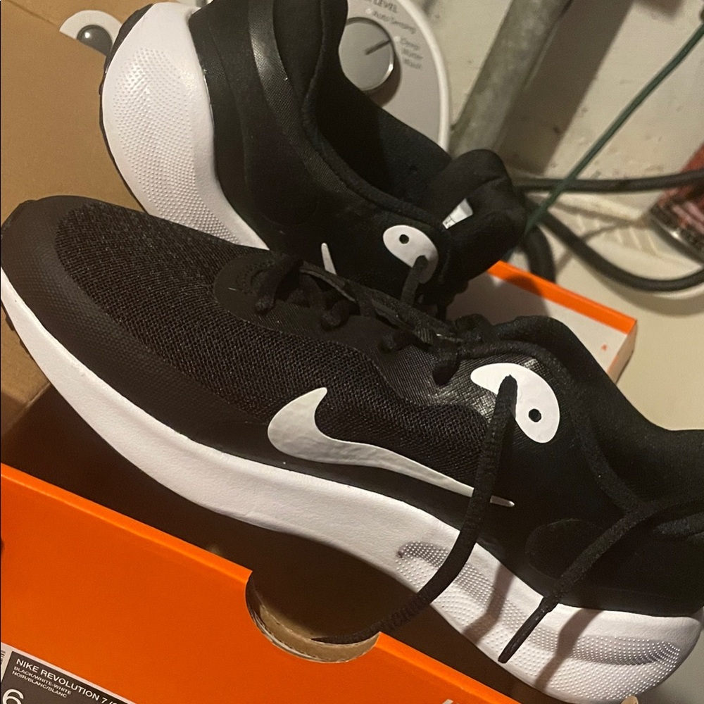 Nike Boys New without tags [Never worn] Black and White          Sneakers.